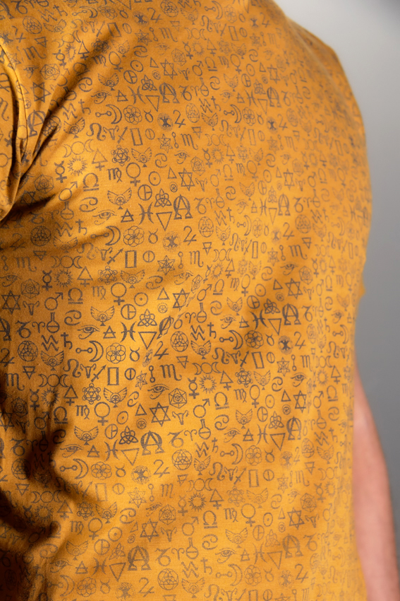 détail du t-shirt pour homme symbolika couleur ocre 100% coton mode éthique ayam creation