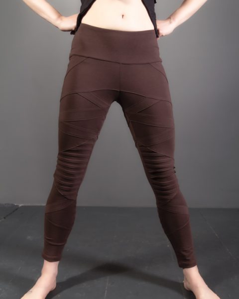 leggings warrior pentalon serré cyberpunk futuriste design avec plis aux jambe et poche à la ceinture leggings ayam creation brun