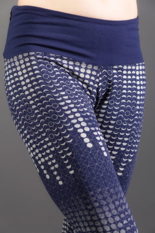leggings yoga chi bleu imprimé des phases de la lune leggings de yoga poche à la ceinture vêtement éthique en fibres naturelles ayam creation détail ceinture